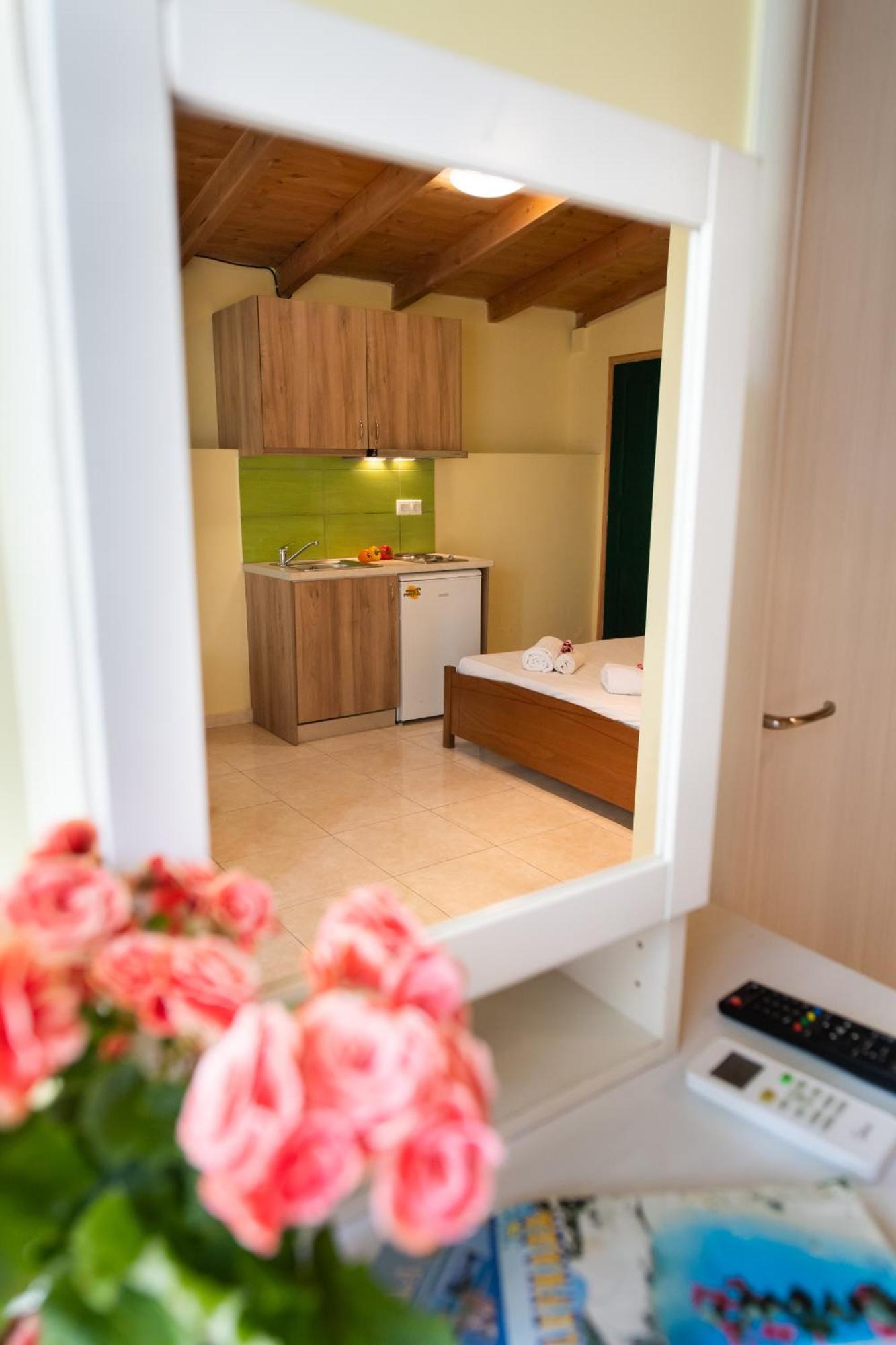 Mediterraneo Studios Vasilikí Extérieur photo