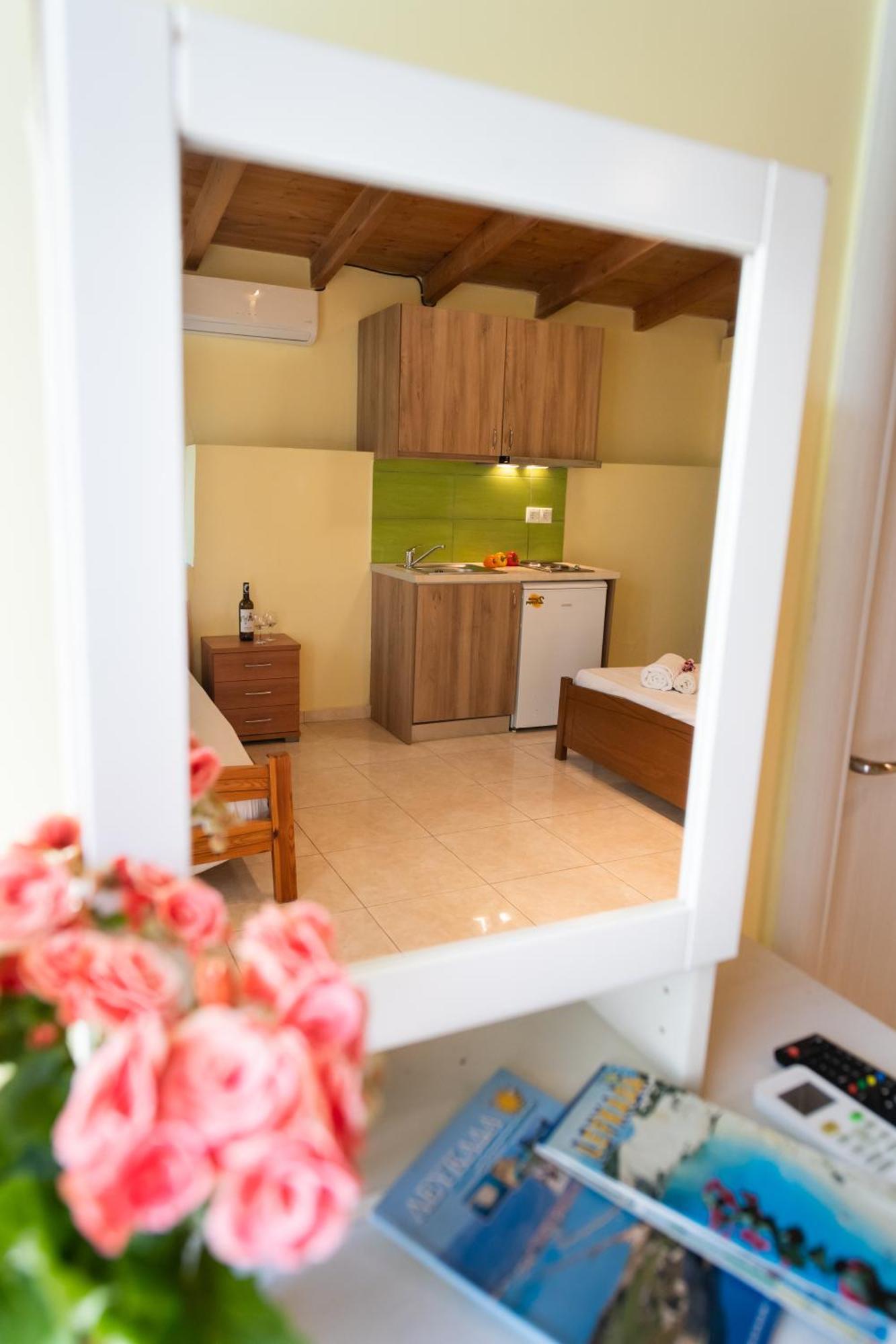 Mediterraneo Studios Vasilikí Extérieur photo
